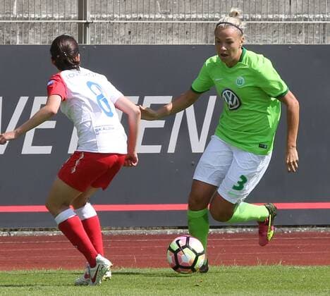 VfL-Frauen vs Prag Fußball, Frauen, Freundschaftsspiel, VfL Wolfsburg vs SK Slavia Prag, Stadion am Elsterweg, Bild zeigt: Zsanett Jakabfi (VfL, 3) Wolfsburg