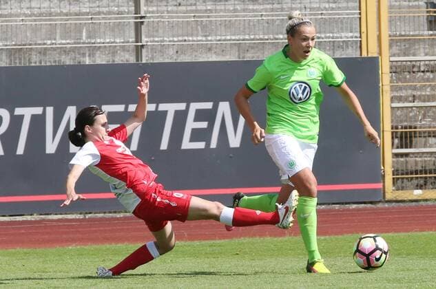 VfL-Frauen vs Prag Fußball, Frauen, Freundschaftsspiel, VfL Wolfsburg vs SK Slavia Prag, Stadion am Elsterweg, Bild zeigt: Zsanett Jakabfi (VfL, 3) Wolfsburg