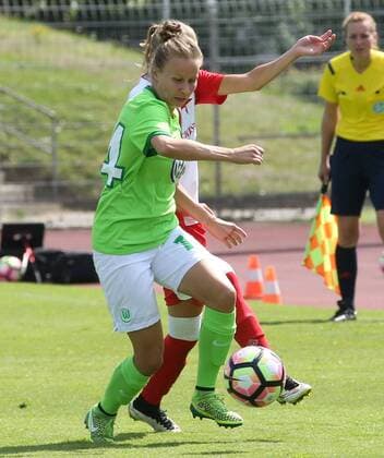 VfL-Frauen vs Prag Fußball, Frauen, Freundschaftsspiel, VfL Wolfsburg vs SK Slavia Prag, Stadion am Elsterweg, Bild zeigt: Agatha Tyvzanska (VfL, 14) Wolfsburg