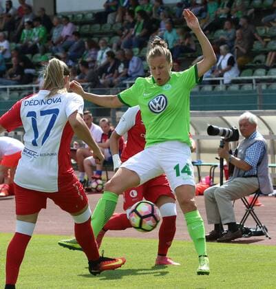 VfL-Frauen vs Prag Fußball, Frauen, Freundschaftsspiel, VfL Wolfsburg vs SK Slavia Prag, Stadion am Elsterweg, Bild zeigt: Agatha Tyvzanska (VfL, 14) Wolfsburg