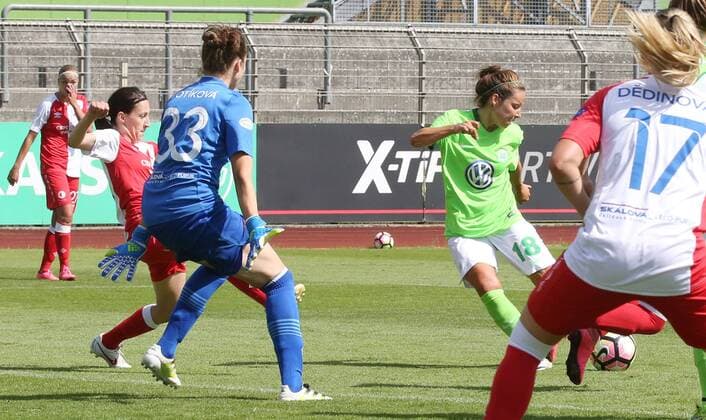 VfL-Frauen vs Prag Fußball, Frauen, Freundschaftsspiel, VfL Wolfsburg vs SK Slavia Prag, Stadion am Elsterweg, Bild zeigt: Vanessa Bernauer (VfL, 18) erzielt in dieser Szene das Tor zum 2:2 Wolfsburg