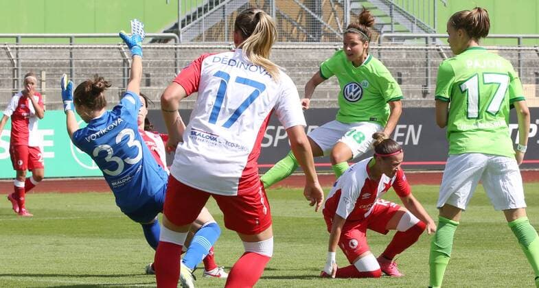VfL-Frauen vs Prag Fußball, Frauen, Freundschaftsspiel, VfL Wolfsburg vs SK Slavia Prag, Stadion am Elsterweg, Bild zeigt: Vanessa Bernauer (VfL, 18) erzielt in dieser Szene das Tor zum 2:2 Wolfsburg