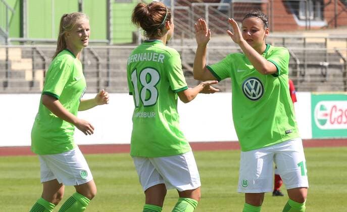 VfL-Frauen vs Prag Fußball, Frauen, Freundschaftsspiel, VfL Wolfsburg vs SK Slavia Prag, Stadion am Elsterweg, Bild zeigt: Jubel nach dem Tor zum 2:2 durch Vanessa Bernauer (VfL, 18) Wolfsburg