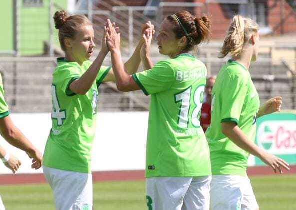 VfL-Frauen vs Prag Fußball, Frauen, Freundschaftsspiel, VfL Wolfsburg vs SK Slavia Prag, Stadion am Elsterweg, Bild zeigt: Jubel nach dem Tor zum 2:2 durch Vanessa Bernauer (VfL, 18) Wolfsburg