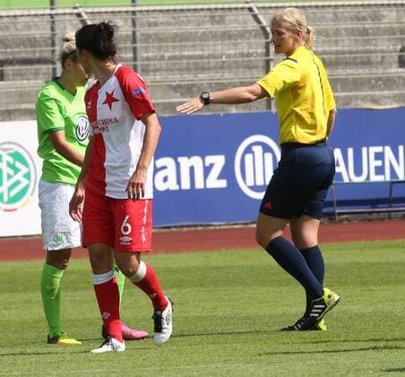 VfL-Frauen vs Prag Fußball, Frauen, Freundschaftsspiel, VfL Wolfsburg vs SK Slavia Prag, Stadion am Elsterweg, Bild zeigt: Schiedsrichterin Bibiana Steinhaus Wolfsburg