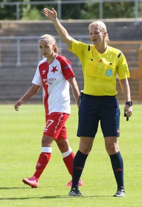 VfL-Frauen vs Prag Fußball, Frauen, Freundschaftsspiel, VfL Wolfsburg vs SK Slavia Prag, Stadion am Elsterweg, Bild zeigt: Schiedsrichterin Bibiana Steinhaus Wolfsburg