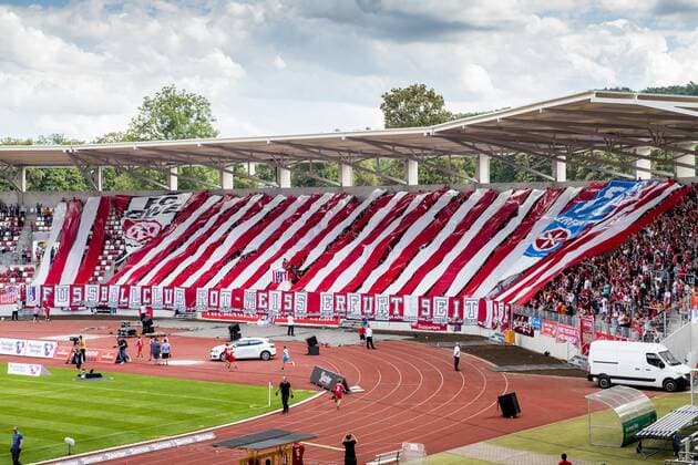 Bilder des Tages - SPORT FUSSBALL SAISON 2016 2017 3. LIGA ERFURT-HALLE 1. SPIELTAG 30 07 2016 - Erfurt: Die Choreografie derFans des FC Rot-Weiß Erfurt im 3. Liga Spiel des FC Rot-Weiß Erfurt gegen den Halleschen FC am 30. Juli 2016 im Steigerwaldstadion Erfurt. _________________