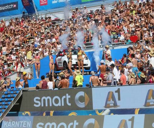 Beachvolleyball. Beach volleyball Beachvolleyball Major Series. Nadine ZUMKEHR, Joana HEIDRICH (SUI), Laura LUDWIG, Kira WALKENHORST (GER), Fans. Klagenfurt, 30.7.2016.