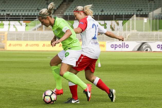 Aus Freundschaftsspiel VfL Wolfsburg Damen gegen Slavia Prag 2:2 am 30.07.2016. Im Foto: Am Ball VfL Spielerin Anna Blaesse 9 gegen Tereza Kozarove 27
