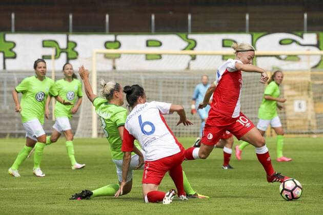 Aus Freundschaftsspiel VfL Wolfsburg Damen gegen Slavia Prag 2:2 am 30.07.2016. Im Foto: Slavia Spielerin Blanka Penickovo 10 überspielt Zsanett Jakabfi 3