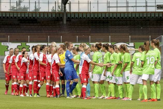 Aus Freundschaftsspiel VfL Wolfsburg Damen gegen Slavia Prag 2:2 am 30.07.2016. Im Foto: Begrüßung der Mannschaften