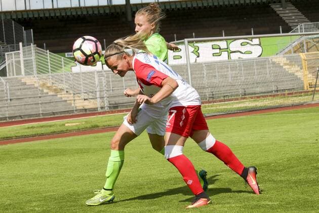 Aus Freundschaftsspiel VfL Wolfsburg Damen gegen Slavia Prag 2:2 am 30.07.2016. Im Foto: VfL Spielerin Agatha Tyvzanska 14 gegen Aneta Dedinova 17