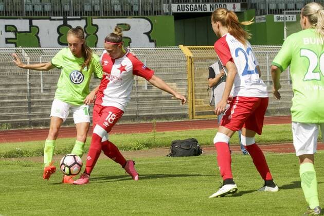 Aus Freundschaftsspiel VfL Wolfsburg Damen gegen Slavia Prag 2:2 am 30.07.2016. Im Foto: VfL Spielerin Tessa Wullaert 10 gegen Sara Juravskova 18
