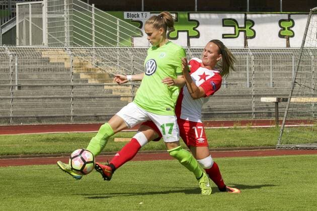 Aus Freundschaftsspiel VfL Wolfsburg Damen gegen Slavia Prag 2:2 am 30.07.2016. Im Foto: FvL Spielerin Ewa Paior 17 gegen Aneta Dedinova 17