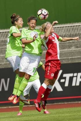 Aus Freundschaftsspiel VfL Wolfsburg Damen gegen Slavia Prag 2:2 am 30.07.2016. Im Foto: V.li.: VfL Spielerinnen Vanessea Bernauer 18 Jasmin Sehan 15 und Blanka Penickovo 10