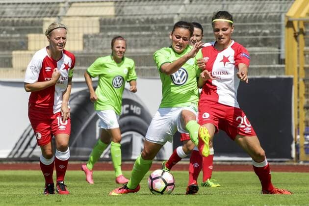 Aus Freundschaftsspiel VfL Wolfsburg Damen gegen Slavia Prag 2:2 am 30.07.2016. Im Foto: VfL Spielerin Jasmin Sehan 15 li. gegen Diana Bartovzova 20