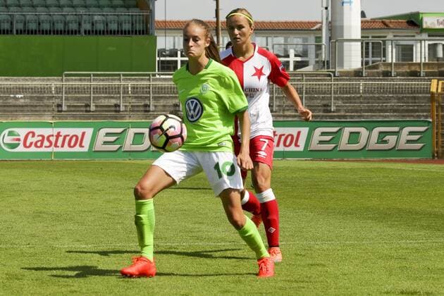 Aus Freundschaftsspiel VfL Wolfsburg Damen gegen Slavia Prag 2:2 am 30.07.2016. Im Foto: VfL Spielerin Tessa Wullaert 10 gegen Simona Necidova 7