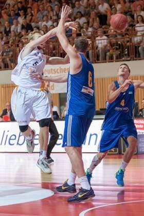 30.07.2016, xomx, Basketball Testspiel, Deutschland - Ukraine emspor, v.l. Niels Giffey (Deutschland), Artem Pustovji (Ukraine) Wuerzburg