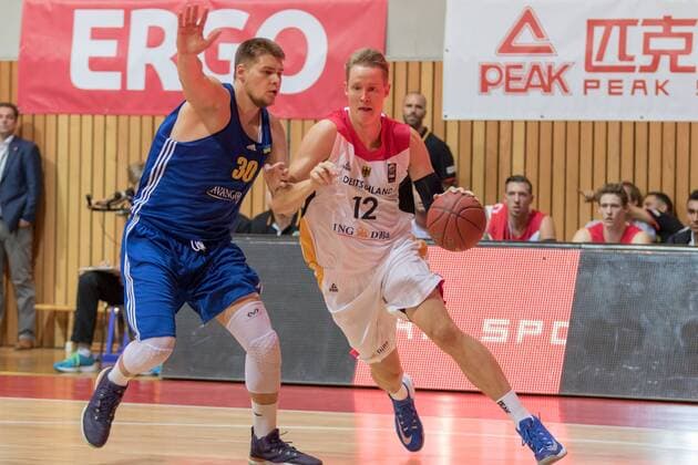 30.07.2016, xomx, Basketball Testspiel, Deutschland - Ukraine emspor, v.l. Maksym Sandul (Ukraine), Robin Benzing (Deutschland) Wuerzburg