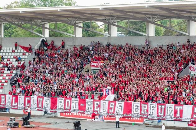 Erfurt, 300716 , 2. Spieltag der Regionalliga , der FC Rot Weiß Erfurt Spielt gegen den Hallescher FC im Bild: Südkurve der Ultras auf der Südtribüne