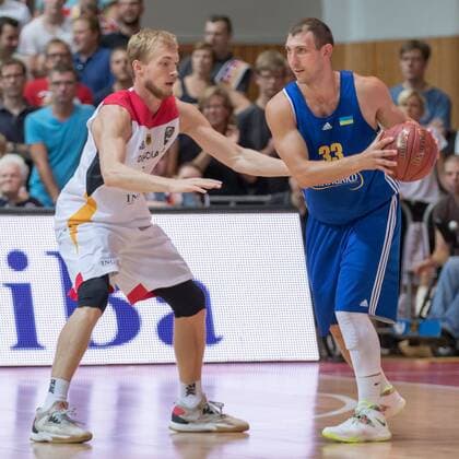 30.07.2016, xomx, Basketball Testspiel, Deutschland - Ukraine emspor, v.l. Niels Giffey (Deutschland), Oleksandr Ryabchuk (Ukraine) Wuerzburg