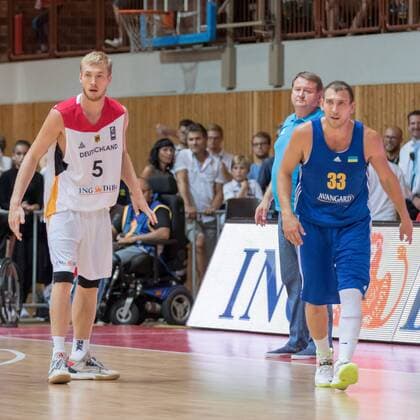 30.07.2016, xomx, Basketball Testspiel, Deutschland - Ukraine emspor, v.l. Niels Giffey (Deutschland), Oleksandr Ryabchuk (Ukraine) Wuerzburg