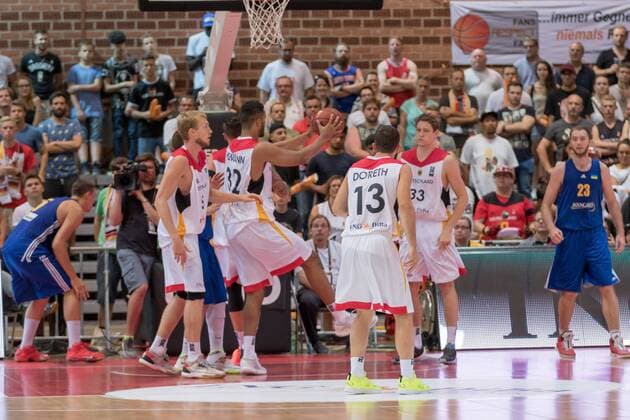 30.07.2016, xomx, Basketball Testspiel, Deutschland - Ukraine emspor, v.l. Niels Giffey (Deutschland), Johannes Thiemann (Deutschland), Bastian Doreth (Deutschland), Patrick Heckmann (Deutschland), Ruslan Otverchenko (Ukraine) Wuerzburg