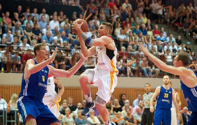Basketball WÂ¸rzburg 30.07.2016 Länderspiel Testspiel Herren Männer Deutschland (GER) - Ukraine (UKR) Makai Mason(Deutschland, No.01) Artem Pustovyi (Ukraine, No.06)