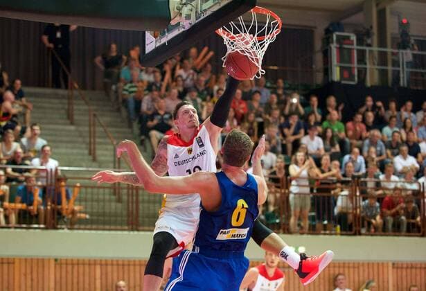 Basketball WÂ¸rzburg 30.07.2016 Länderspiel Testspiel Herren Männer Deutschland (GER) - Ukraine (UKR) Daniel Theis (Deutschland, No.10) Artem Pustovyi (Ukraine, No.06)