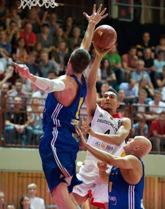 Basketball WÂ¸rzburg 30.07.2016 Länderspiel Testspiel Herren Männer Deutschland (GER) - Ukraine (UKR) Maodo Lo (Deutschland, No.04) Klym Artamonov (Ukraine, No.08) re.