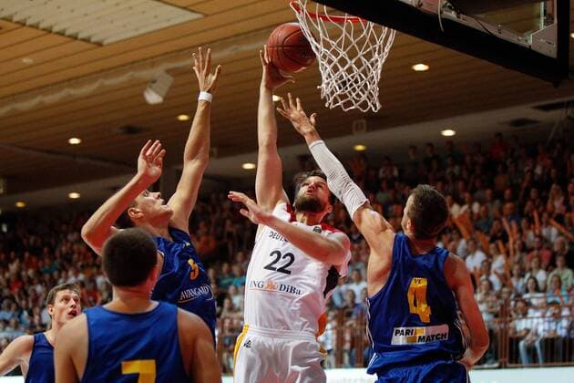 v.li: Denys Lukashov (Ukraine), Viacheslav Bobrov (Ukraine), Danilo Barthel (Deutschland), Volodymyr Koniev (Ukraine), Basketball, Länderspiel, Freundschaftsspiel, Deutschland - Ukraine, xfsx