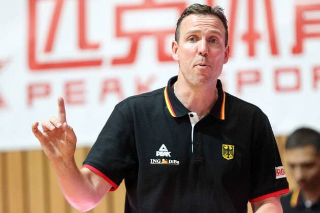 v.li: Head Coach Chris Fleming (Deutschland) gibt Anweisungen, gestikuliert, mit den Armen gestikulieren, gives instructions, gesticulate, Basketball, Länderspiel, Freundschaftsspiel, Deutschland - Ukraine, xfsx