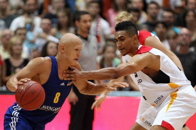 v.li: Klym Artamonov (Ukraine), Maodo Lo (Deutschland), Basketball, Länderspiel, Freundschaftsspiel, Deutschland - Ukraine, xfsx