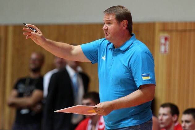 v.li: Head Coach Yevgen Murzin (Ukraine) gibt Anweisungen, gestikuliert, mit den Armen gestikulieren, gives instructions, gesticulate, Basketball, Länderspiel, Freundschaftsspiel, Deutschland - Ukraine, xfsx