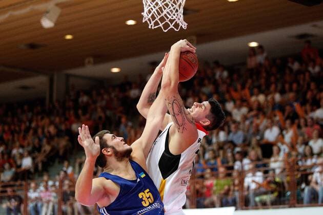 v.li: Viacheslav Petrov (Ukraine), Daniel Theis (Deutschland), Basketball, Länderspiel, Freundschaftsspiel, Deutschland - Ukraine, xfsx
