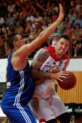v.li: Viacheslav Petrov (Ukraine), Daniel Theis (Deutschland), Basketball, Länderspiel, Freundschaftsspiel, Deutschland - Ukraine, xfsx