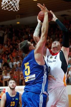 v.li: Viacheslav Petrov (Ukraine), Daniel Theis (Deutschland), Basketball, Länderspiel, Freundschaftsspiel, Deutschland - Ukraine, xfsx