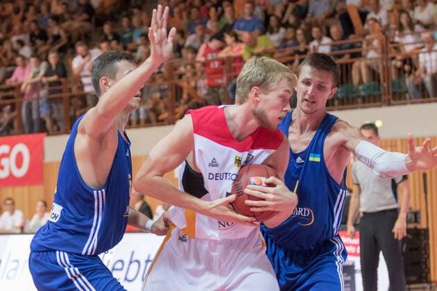 30.07.2016, xomx, Basketball Testspiel, Deutschland - Ukraine emspor, v.l. Viacheslav Bobrov (Ukraine), Niels Giffey (Deutschland), Volodymyr Koniev (Ukraine) Wuerzburg