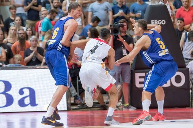 30.07.2016, xomx, Basketball Testspiel, Deutschland - Ukraine emspor, v.l. Artem Pustovji (Ukraine), Maodo Lo (Deutschland), Viacheslav Bobrov (Ukraine) Wuerzburg