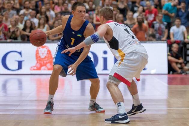 30.07.2016, xomx, Basketball Testspiel, Deutschland - Ukraine emspor, v.l. Denys Lukashov (Ukraine), Makai Mason (Deutschland) Wuerzburg