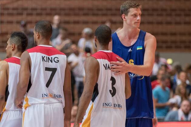 30.07.2016, xomx, Basketball Testspiel, Deutschland - Ukraine emspor, v.l. Freude und Trauer nach dem Spiel. Alex King (Deutschland),bAkeem Vargas (Deutschland), Artem Pustovji (Ukraine) Wuerzburg