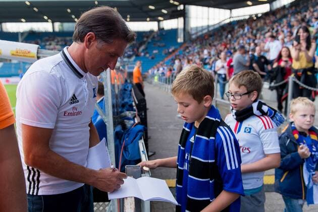 Bochum, Germany 29.07.2016, Testspiel, VfL Bochum 1848 - Hamburger SV, Trainer Bruno Labbadia (HSV) schreibt autogramme ( DeFodi001