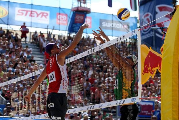 BEACHVOLLEYBALL - A1 Major Klagenfurt 2016 KLAGENFURT,AUSTRIA,31.JUL.16 - Beach volleyball Beachvolleyball - FIVB World Tour 2016, A1 Major Klagenfurt, men. Image shows Bartosz Losiak (POL) and Saymon Barbosa Santos (BRA). GEPAxpictures xDanielxGoetzhaber
