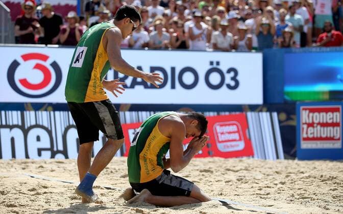 BEACHVOLLEYBALL - A1 Major Klagenfurt 2016 KLAGENFURT,AUSTRIA,31.JUL.16 - Beach volleyball Beachvolleyball - FIVB World Tour 2016, A1 Major Klagenfurt, men. Image shows the rejoicing of Gustavo Carvalhaes and Saymon Barbosa Santos (BRA). GEPAxpictures xDanielxGoetzhaber