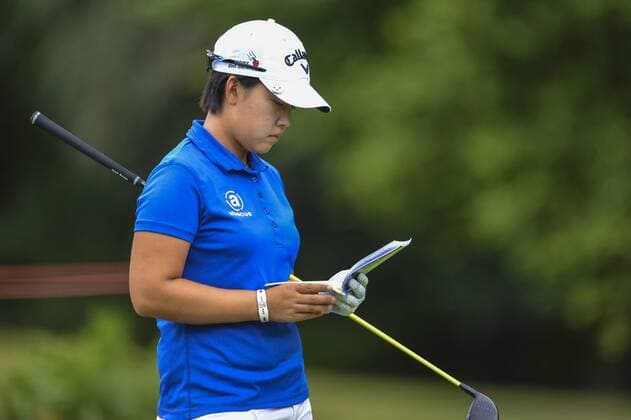 31.07.2016. Woburn Golf Course, Milton Keynes, England. Ricoh Womens Open Golf, final round. Hee-Kyung Bae (Korea) consults her course notes before teeing off on the 4th. xAndrewxThompsonx  ActionPlus11766913