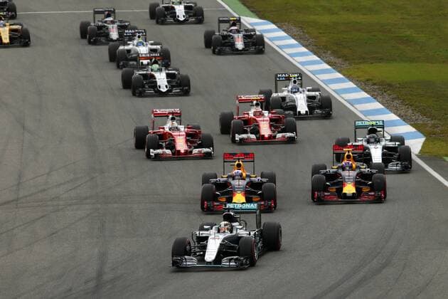 Motorsports: FIA Formula One World Championship WM Weltmeisterschaft 2016, Grand Prix of Germany, 44 Lewis Hamilton (GBR, Mercedes AMG Petronas Formula One Team), 3 Daniel Ricciardo (AUS, Red Bull Racing), 33 Max Verstappen (NLD, Red Bull Racing), 6 Nico Rosberg (GER, Mercedes AMG Petronas Formula One Team), 5 Sebastian Vettel (GER, Scuderia Ferrari), 7 Kimi Raikkonen (FIN, Scuderia Ferrari), 77 Valtteri Bottas (FIN, Williams Martini Racing), start, mass, Masse, Menge, viele, many xHOCHxZWEIx