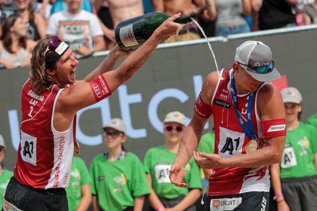Bilder des Tages - Sport BEACHVOLLEYBALL - A1 Major Klagenfurt 2016 KLAGENFURT,AUSTRIA,31.JUL.16 - Beach volleyball Beachvolleyball - FIVB World Tour 2016, A1 Major Klagenfurt, men, award ceremony. Image shows Aleksandrs Samoilovs and Janis Smedins (LAT). GEPAxpictures xMaticxKlansek