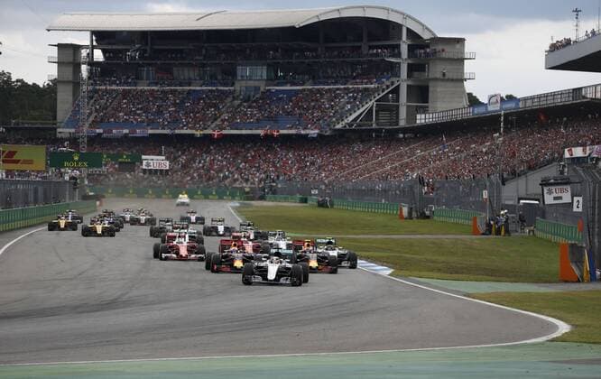 Motorsports: FIA Formula One World Championship WM Weltmeisterschaft 2016, Grand Prix of Germany, 44 Lewis Hamilton (GBR, Mercedes AMG Petronas Formula One Team), 3 Daniel Ricciardo (AUS, Red Bull Racing), 33 Max Verstappen (NLD, Red Bull Racing), 6 Nico Rosberg (GER, Mercedes AMG Petronas Formula One Team), 5 Sebastian Vettel (GER, Scuderia Ferrari), 7 Kimi Raikkonen (FIN, Scuderia Ferrari), 77 Valtteri Bottas (FIN, Williams Martini Racing), start, mass, Masse, Menge, viele, many xHOCHxZWEIx