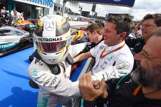 Lewis Hamilton (Mercedes AMG Petronas Formula One Team) jubelt nach seinem Sieg mit dem Team, Grosser Preis von Deutschland 2016, Rennen, Motorsport, Formel 1, 31.07.2016, Hockenheim Copyright: Neis Eibner-Pressefoto EP_ANS