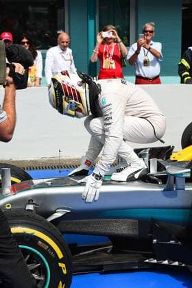 Lewis Hamilton (Mercedes AMG Petronas Formula One Team) bedankt sich nach seinem Sieg bei seinem Auto, Grosser Preis von Deutschland 2016, Fahrerlager, Motorsport, Formel 1, 31.07.2016, Hockenheim Copyright: Neis Eibner-Pressefoto EP_ANS